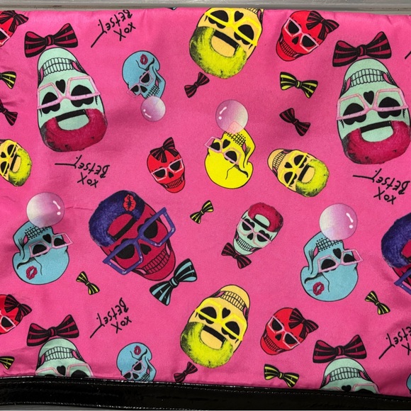 Betsey Johnson Pouch Bag Travel Pouch Makeup Bag Skull Graphic New - Picture 3 of 3